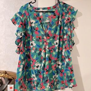 Beautiful short sleeve floral top!